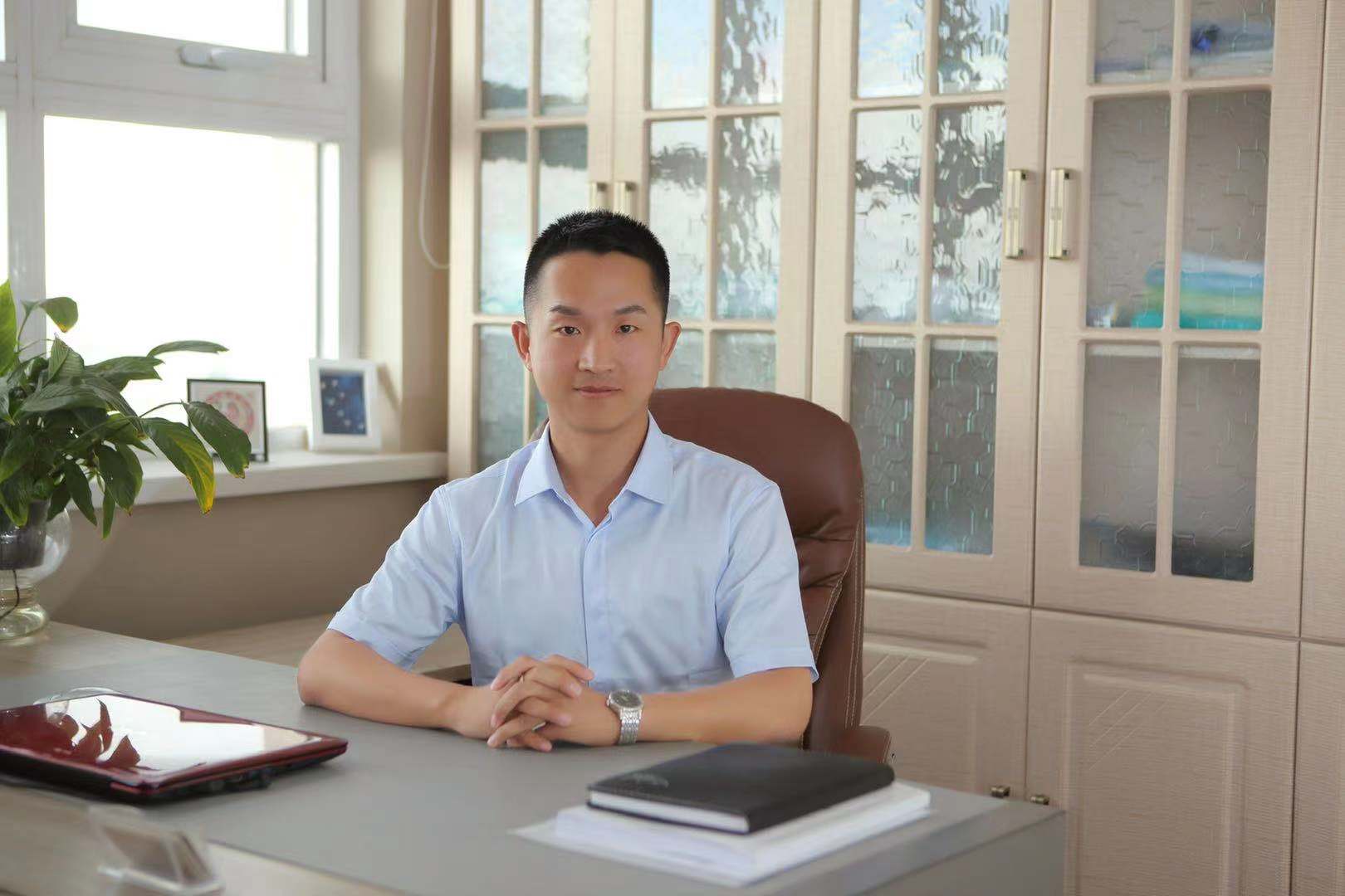 1631177668104969.jpg 庞廷生活照.jpg